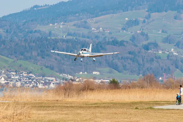 Wangen-Lachen, İsviçre, 8 Mart 2025 HB-PNN Piper Warrior II pervane uçağı 26 nolu piste iniyor.