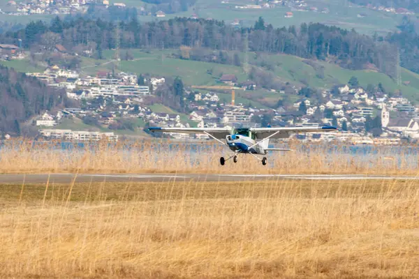 Wangen-Lachen, İsviçre, 8 Mart 2025 HB-CNS Reims Cessna F152 pervane uçağı 26 nolu piste iniyor.