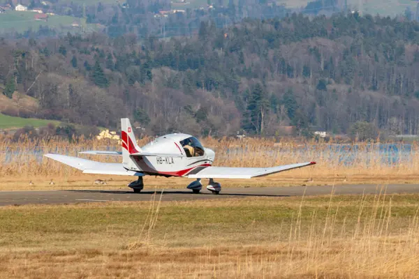 Wangen-Lachen, İsviçre, 8 Mart 2025 HB-KLA Robin DR401 / 155 CDI pervane uçağı kalkış pozisyonuna geçiyor.