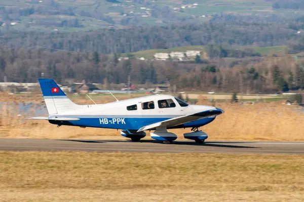 Wangen-Lachen, İsviçre, 8 Mart 2025 HB-PPK Piper Archer III pervane uçağı kalkış pozisyonuna geçiyor.