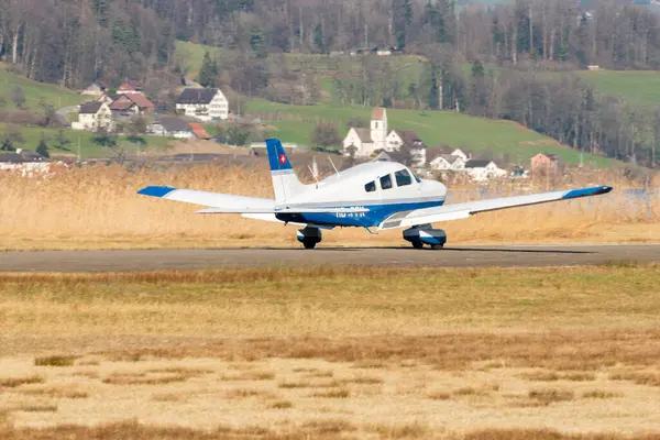 Wangen-Lachen, İsviçre, 8 Mart 2025 HB-PPK Piper Archer III pervane uçağı kalkış pozisyonuna geçiyor.