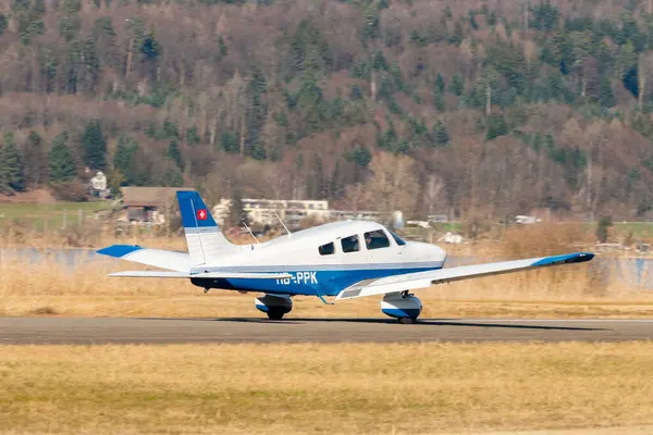 Wangen-Lachen, İsviçre, 8 Mart 2025 HB-PPK Piper Archer III pervane uçağı kalkış pozisyonuna geçiyor.