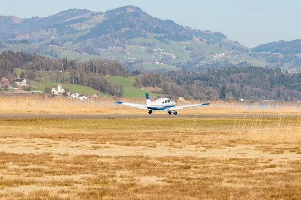 Wangen-Lachen, İsviçre, 8 Mart 2025 HB-PPK Piper Archer III pervane uçağı kalkış pozisyonuna geçiyor.