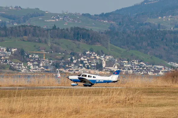 Wangen-Lachen, İsviçre, 8 Mart 2025 HB-PPK Piper Archer III pervane uçağı kalkış pozisyonuna geçiyor.