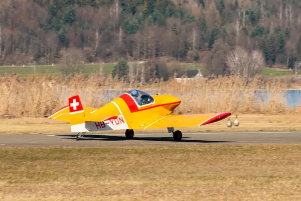 Wangen-Lachen, İsviçre, 8 Mart 2025 HB-YDN Brugger MD-2 Colibri pervane uçağı kalkış pozisyonuna geçiyor.