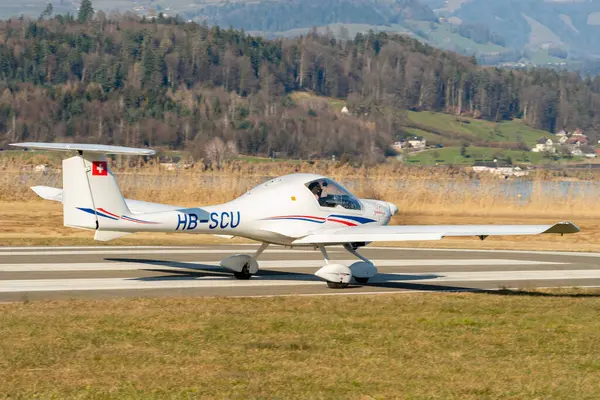 Wangen-Lachen, İsviçre, 8 Mart 2025 HB-SCU Diamond DV20 Katana pervane uçağı kalkış pozisyonuna geçiyor.