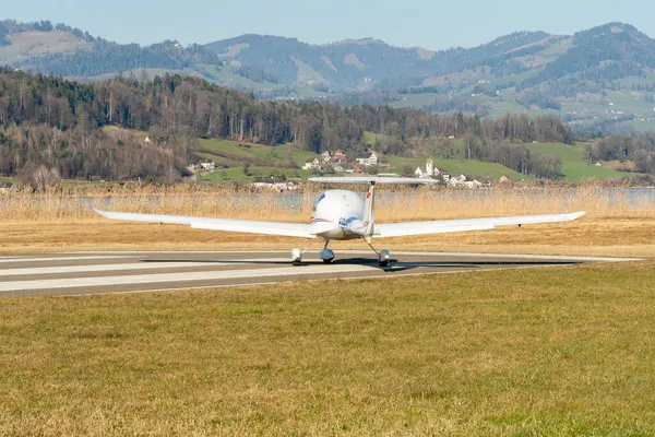 Wangen-Lachen, İsviçre, 8 Mart 2025 HB-SCU Diamond DV20 Katana pervane uçağı kalkış pozisyonuna geçiyor.