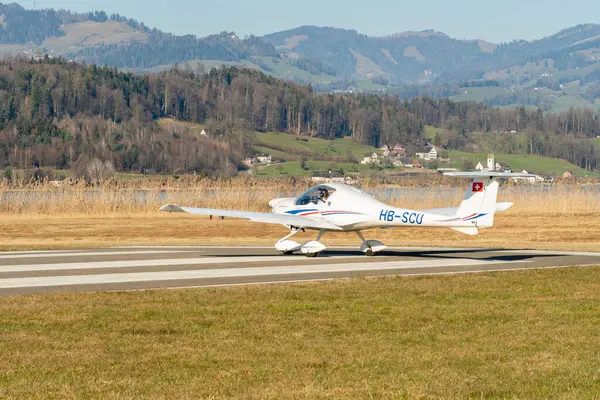 Wangen-Lachen, İsviçre, 8 Mart 2025 HB-SCU Diamond DV20 Katana pervane uçağı kalkış pozisyonuna geçiyor.