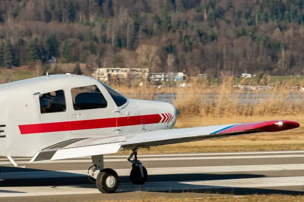 Wangen-Lachen, İsviçre, 8 Mart 2025 HB-POE Piper Cadet pervane uçağı kalkış pozisyonuna geçiyor.