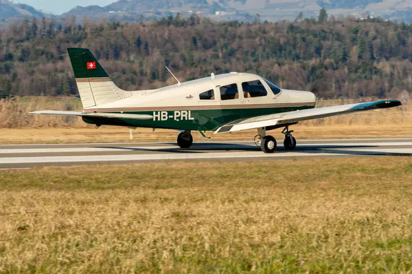 Wangen-Lachen, İsviçre, 8 Mart 2025 HB-PRL Piper Savaşçı III pervane uçağı kalkış pozisyonuna geçiyor.