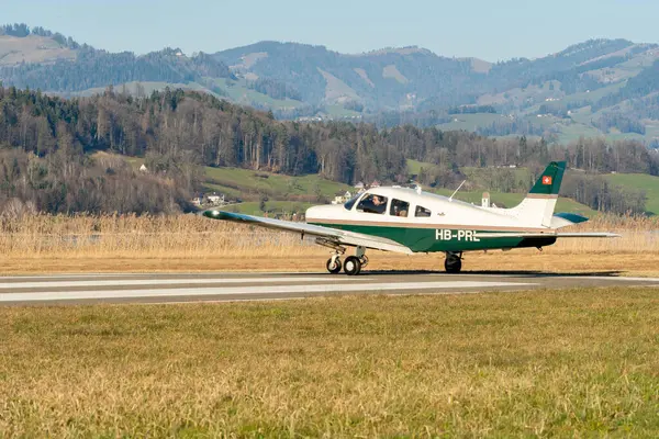 Wangen-Lachen, İsviçre, 8 Mart 2025 HB-PRL Piper Savaşçı III pervane uçağı kalkış pozisyonuna geçiyor.