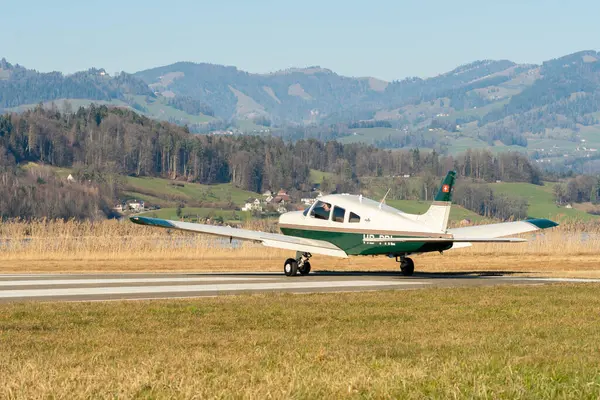 Wangen-Lachen, İsviçre, 8 Mart 2025 HB-PRL Piper Savaşçı III pervane uçağı kalkış pozisyonuna geçiyor.