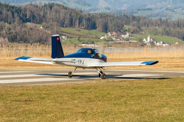 Wangen-Lachen, İsviçre, 8 Mart 2025 HB-YPJ Vans RV-12iS pervane uçağı 26 nolu pistten kalkıyor.