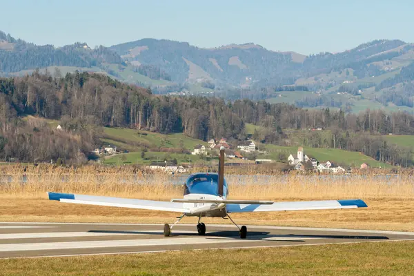 Wangen-Lachen, İsviçre, 8 Mart 2025 HB-YPJ Vans RV-12iS pervane uçağı 26 nolu pistten kalkıyor.