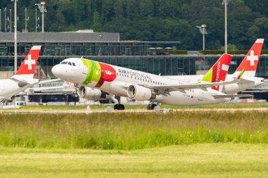 Zürih, İsviçre, 16 Mayıs 2025 CS-TNV TAP Air Portugal Airbus A320-214 numaralı uçak kalkıyor.