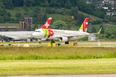 Zürih, İsviçre, 16 Mayıs 2025 CS-TNV TAP Air Portugal Airbus A320-214 numaralı uçak kalkıyor.