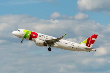 Zürih, İsviçre, 16 Mayıs 2025 CS-TNV TAP Air Portugal Airbus A320-214 numaralı uçak kalkıyor.