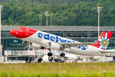 Zürih, İsviçre, 16 Mayıs 2025 HB-IHX Edelweiss Air Airbus A320-214 uçağı kalkıyor.