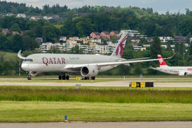 Zürih, İsviçre, 16 Mayıs 2025 A7-AMH Katar Havayolları Airbus A350-941 uçak kalkıyor.