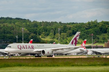 Zürih, İsviçre, 16 Mayıs 2025 A7-AMH Katar Havayolları Airbus A350-941 uçak kalkıyor.