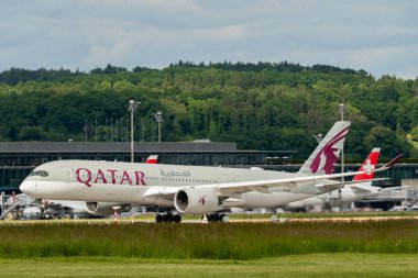 Zürih, İsviçre, 16 Mayıs 2025 A7-AMH Katar Havayolları Airbus A350-941 uçak kalkıyor.