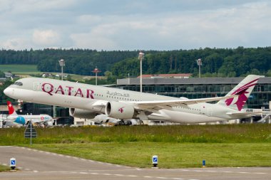 Zürih, İsviçre, 16 Mayıs 2025 A7-AMH Katar Havayolları Airbus A350-941 uçak kalkıyor.