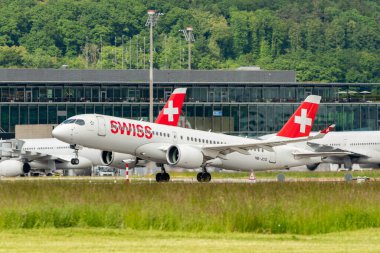 Zürih, İsviçre, 16 Mayıs 2025 HB-JCG İsviçre Airbus A220-300 veya Bombacı CS-300 uçağı kalkıyor.