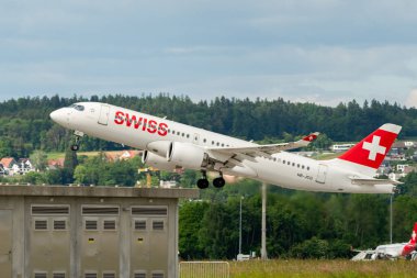 Zürih, İsviçre, 16 Mayıs 2025 HB-JCG İsviçre Airbus A220-300 veya Bombacı CS-300 uçağı kalkıyor.