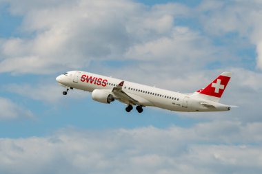 Zürih, İsviçre, 16 Mayıs 2025 HB-JCG İsviçre Airbus A220-300 veya Bombacı CS-300 uçağı kalkıyor.