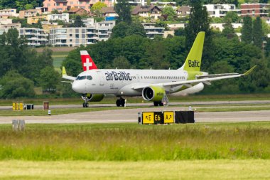 Zürih, İsviçre, 16 Mayıs 2025 YL-AAU Hava Baltık Bombacısı CS-300 veya Airbus A220-300 uçağı kalkıyor.