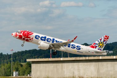 Zürih, İsviçre, 16 Mayıs 2025 HB-JLT Edelweiss Air Airbus A320-214 özel bir resimle 28 numaralı pistten kalkıyor.