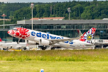 Zürih, İsviçre, 16 Mayıs 2025 HB-JLT Edelweiss Air Airbus A320-214 özel bir resimle 28 numaralı pistten kalkıyor.