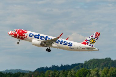 Zürih, İsviçre, 16 Mayıs 2025 HB-JLT Edelweiss Air Airbus A320-214 özel bir resimle 28 numaralı pistten kalkıyor.