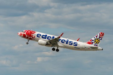 Zürih, İsviçre, 16 Mayıs 2025 HB-JLT Edelweiss Air Airbus A320-214 özel bir resimle 28 numaralı pistten kalkıyor.