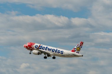 Zürih, İsviçre, 16 Mayıs 2025 HB-JLT Edelweiss Air Airbus A320-214 özel bir resimle 28 numaralı pistten kalkıyor.