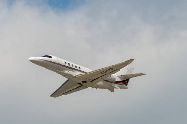 Zürih, İsviçre, 16 Mayıs 2025 CS-LTB Net Jets Europe Cessna Citation Enlem uçağı kalkıyor.