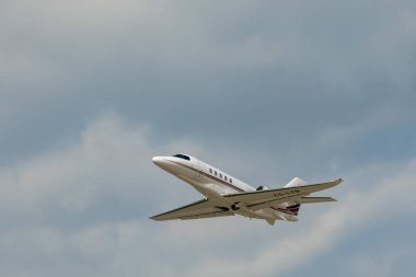 Zürih, İsviçre, 16 Mayıs 2025 CS-LTB Net Jets Europe Cessna Citation Enlem uçağı kalkıyor.