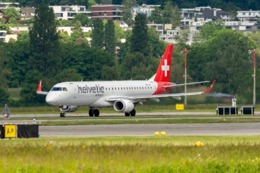Zürih, İsviçre, 16 Mayıs 2025 HB-JVP Helvetic Airways Embraer E190LR uçağı kalkıyor.