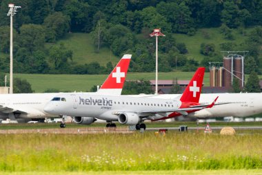 Zürih, İsviçre, 16 Mayıs 2025 HB-JVP Helvetic Airways Embraer E190LR uçağı kalkıyor.