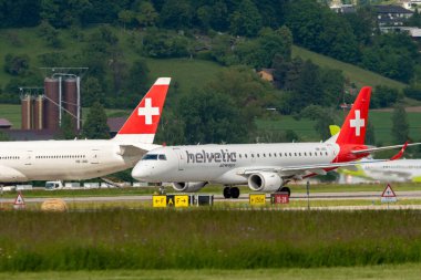 Zürih, İsviçre, 16 Mayıs 2025 HB-JVO Helvetic Airways Embraer E190LR uçağı kalkıyor.
