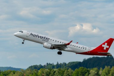 Zürih, İsviçre, 16 Mayıs 2025 HB-JVO Helvetic Airways Embraer E190LR uçağı kalkıyor.