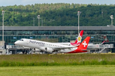 Zürih, İsviçre, 16 Mayıs 2025 HB-JVO Helvetic Airways Embraer E190LR uçağı kalkıyor.