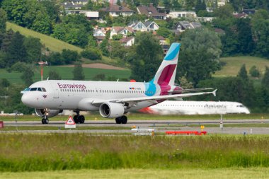 Zürih, İsviçre, 16 Mayıs 2025 D-ABNK Eurowings Airbus A320-214 Pist 28 'den kalkıyor.