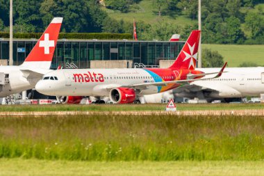 Zürih, İsviçre, 16 Mayıs 2025 9H-NEB Air Malta Airbus A320-251N Neo uçağı kapıya yanaşıyor.