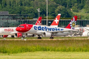 Zürih, İsviçre, 16 Mayıs 2025 HB-JLR Edelweiss Air Airbus A320-214 uçağı kalkıyor.