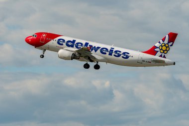 Zürih, İsviçre, 16 Mayıs 2025 HB-JLR Edelweiss Air Airbus A320-214 uçağı kalkıyor.