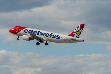Zürih, İsviçre, 16 Mayıs 2025 HB-JLR Edelweiss Air Airbus A320-214 uçağı kalkıyor.