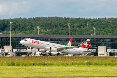 Zürih, İsviçre, 16 Mayıs 2025 HB-JPE İsviçre Airbus A321-271NX Neo uçağı kalkıyor.