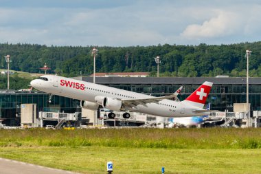 Zürih, İsviçre, 16 Mayıs 2025 HB-JPE İsviçre Airbus A321-271NX Neo uçağı kalkıyor.
