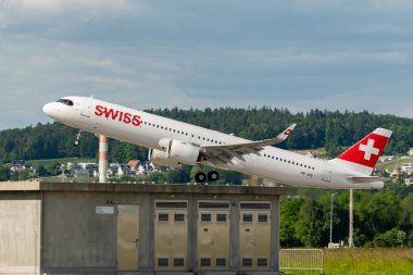 Zürih, İsviçre, 16 Mayıs 2025 HB-JPE İsviçre Airbus A321-271NX Neo uçağı kalkıyor.